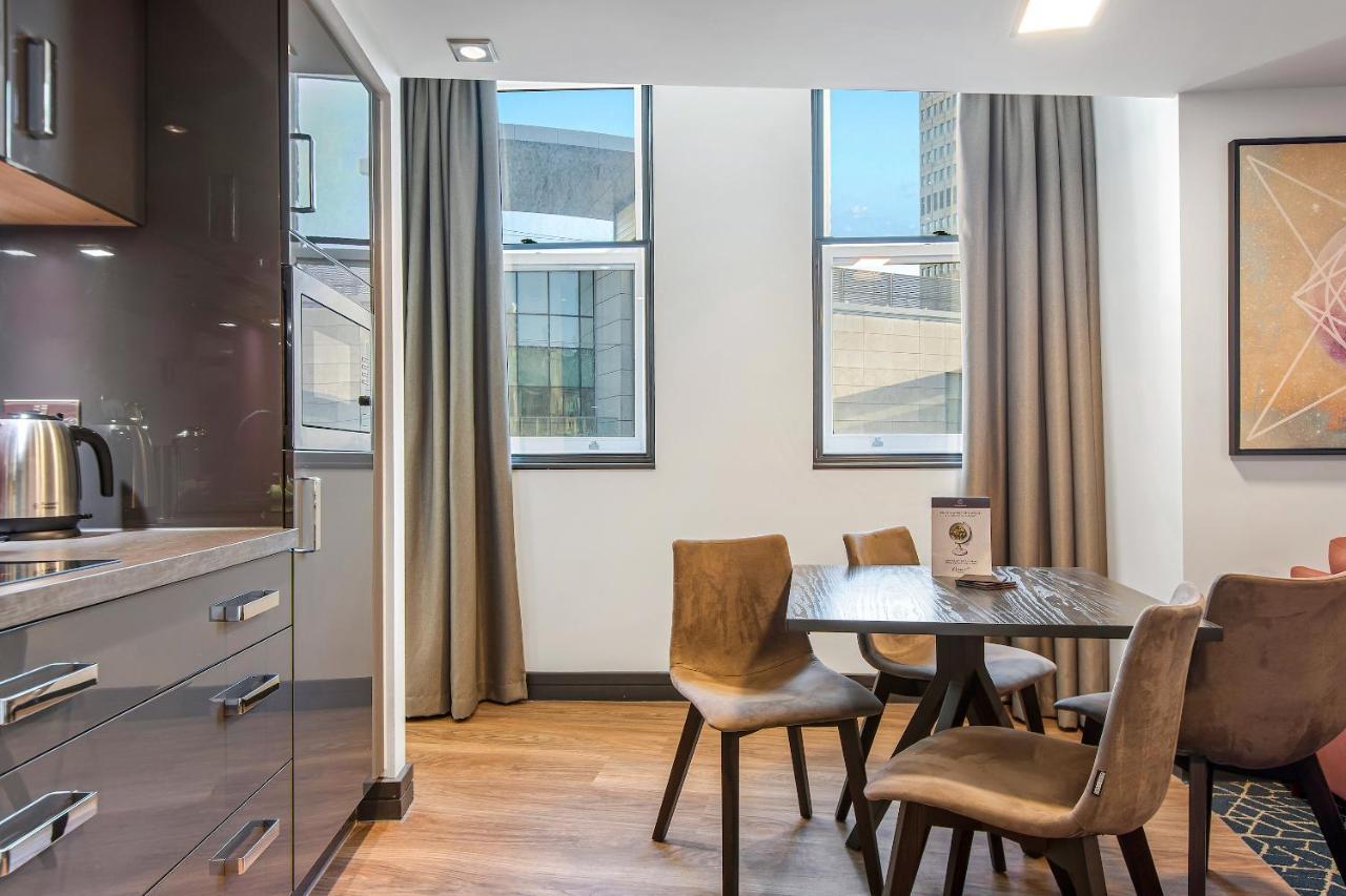 Roomzzz Victoria 4* Manchester