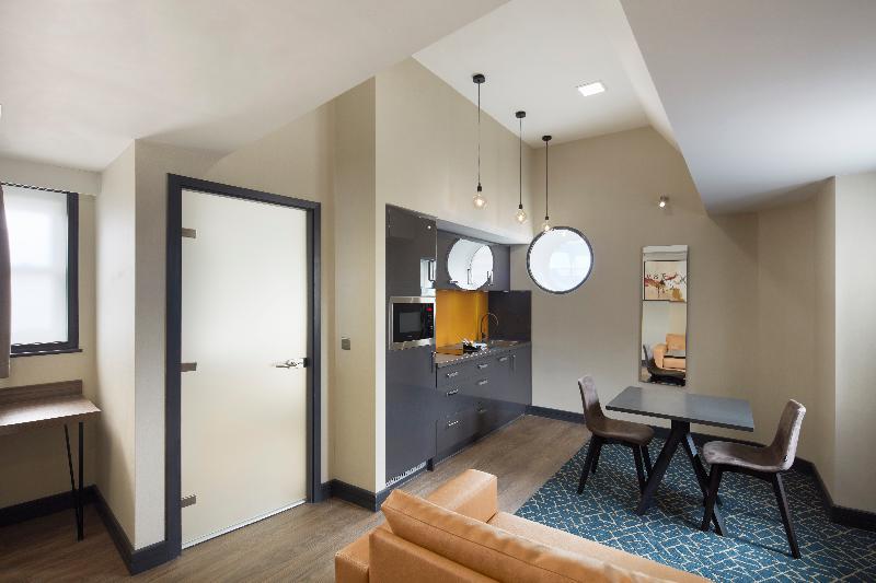 Roomzzz Victoria Apartahotel 4*
