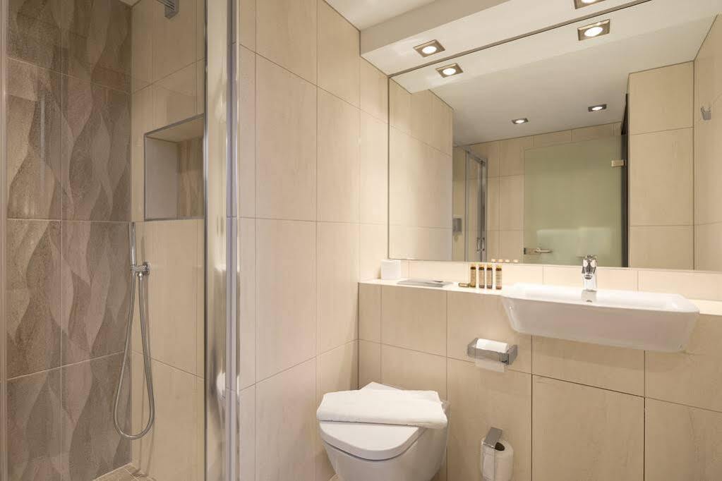 Roomzzz Victoria Aparthotel 4*